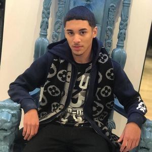 Meet your Posher, Devin